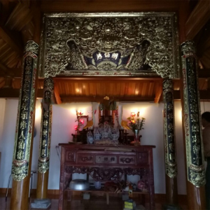Đại tự hoành phi câu đối đồng vàng treo phòng thờ tổ tiên